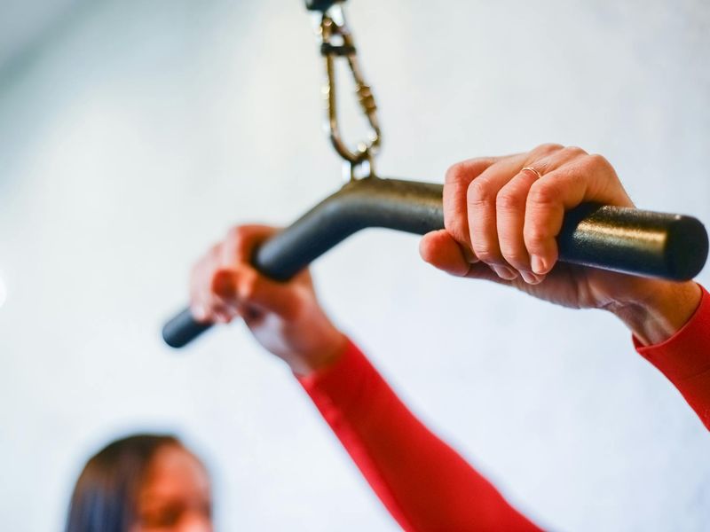 Close up of a man hands gripping a heavy bar.